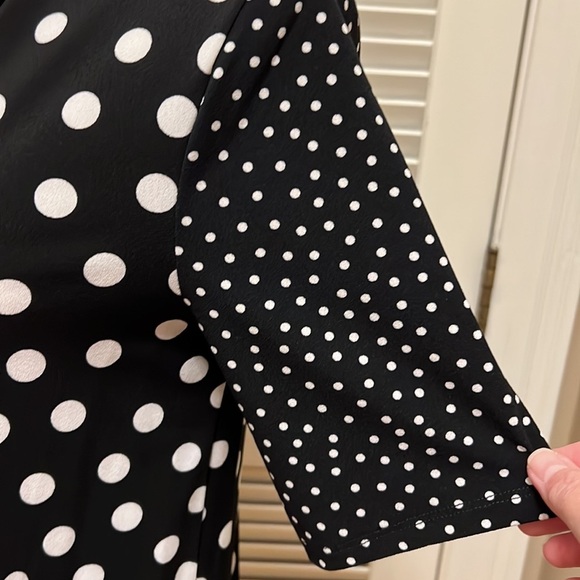 86. Tahari Blouse in Multi-Media Print Black & White Polka-Dots, Size Small - Picture 7 of 17